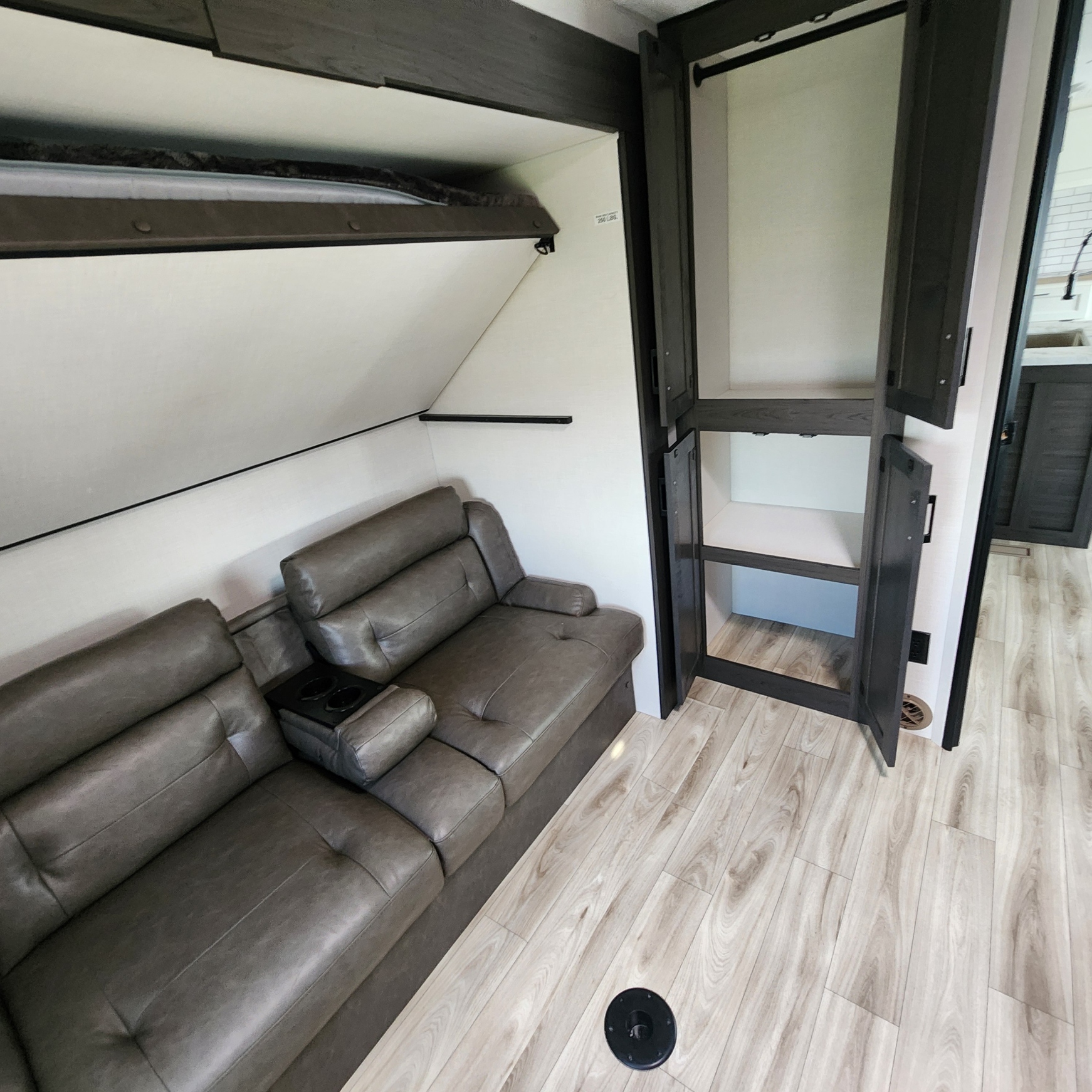 2026 VENTURE RV SPORTTREK 327VIK - Image 28