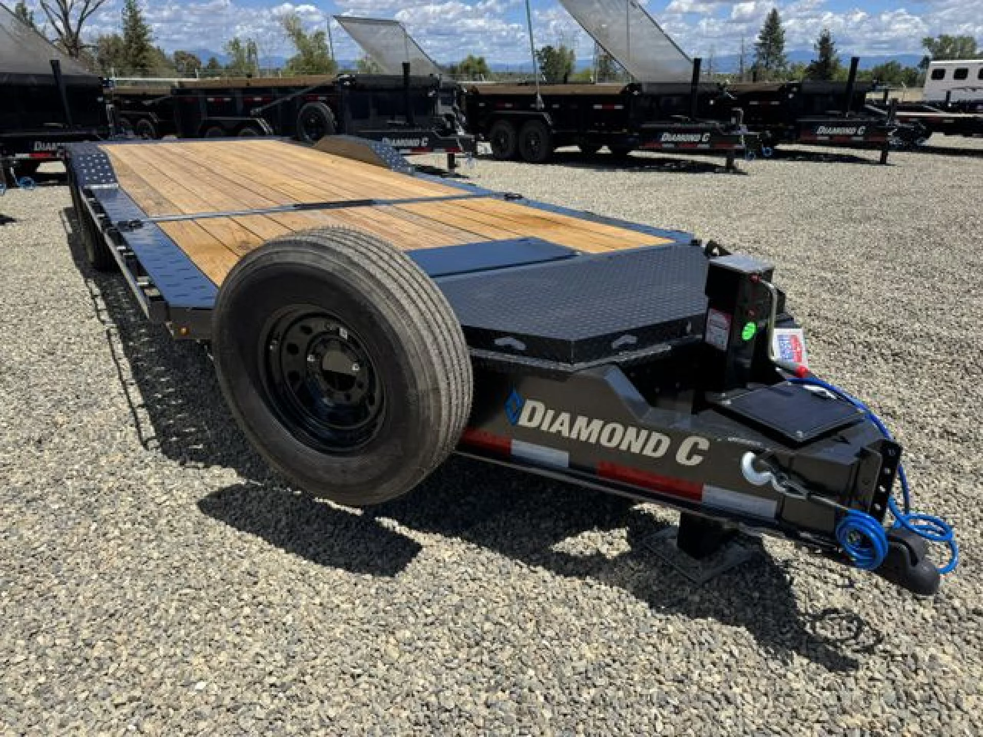 2026 DIAMOND C TRAILERS DIAMOND C HXD 207 L24X102 GVWR 15.5 - Image 1