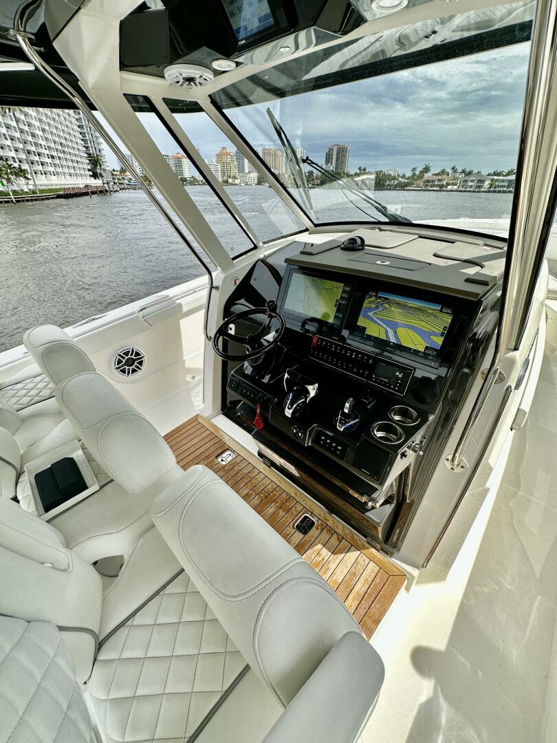 2022 Pursuit 378 - Image 6