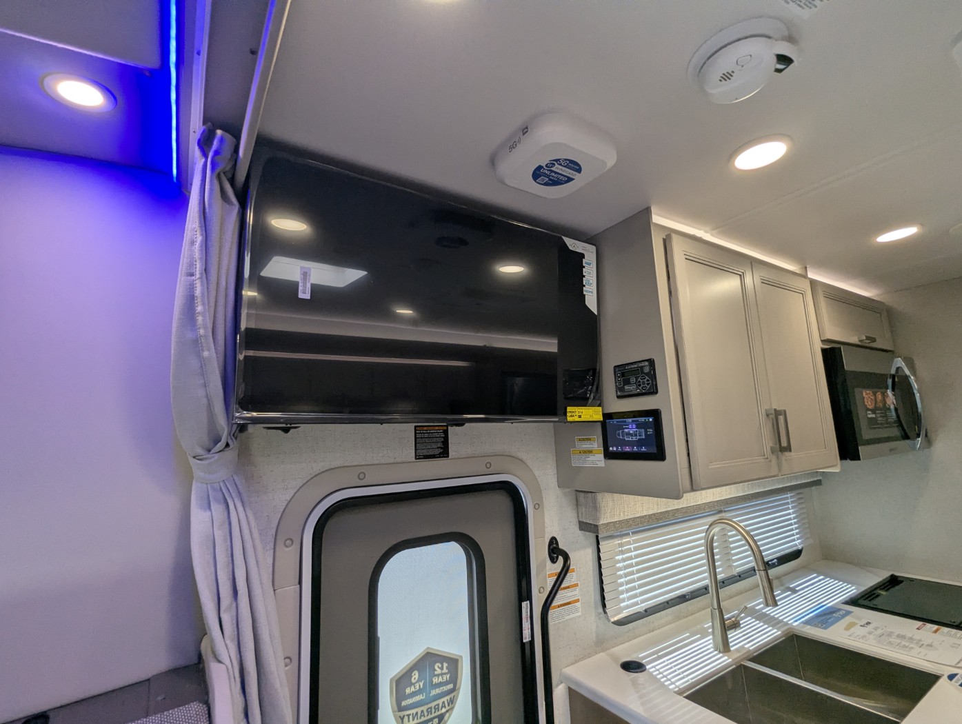 2027 Thor Motor Coach Omni Z30 - Image 18