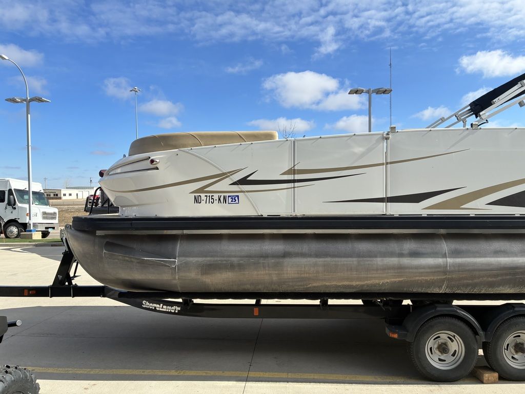 2015 Larson Escape 2200 RT - Image 7