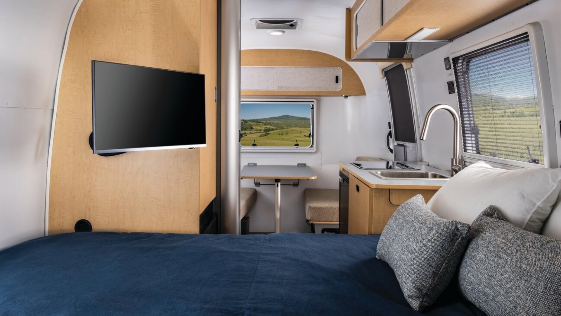 2027 Airstream World Traveler 17Rb - Image 4