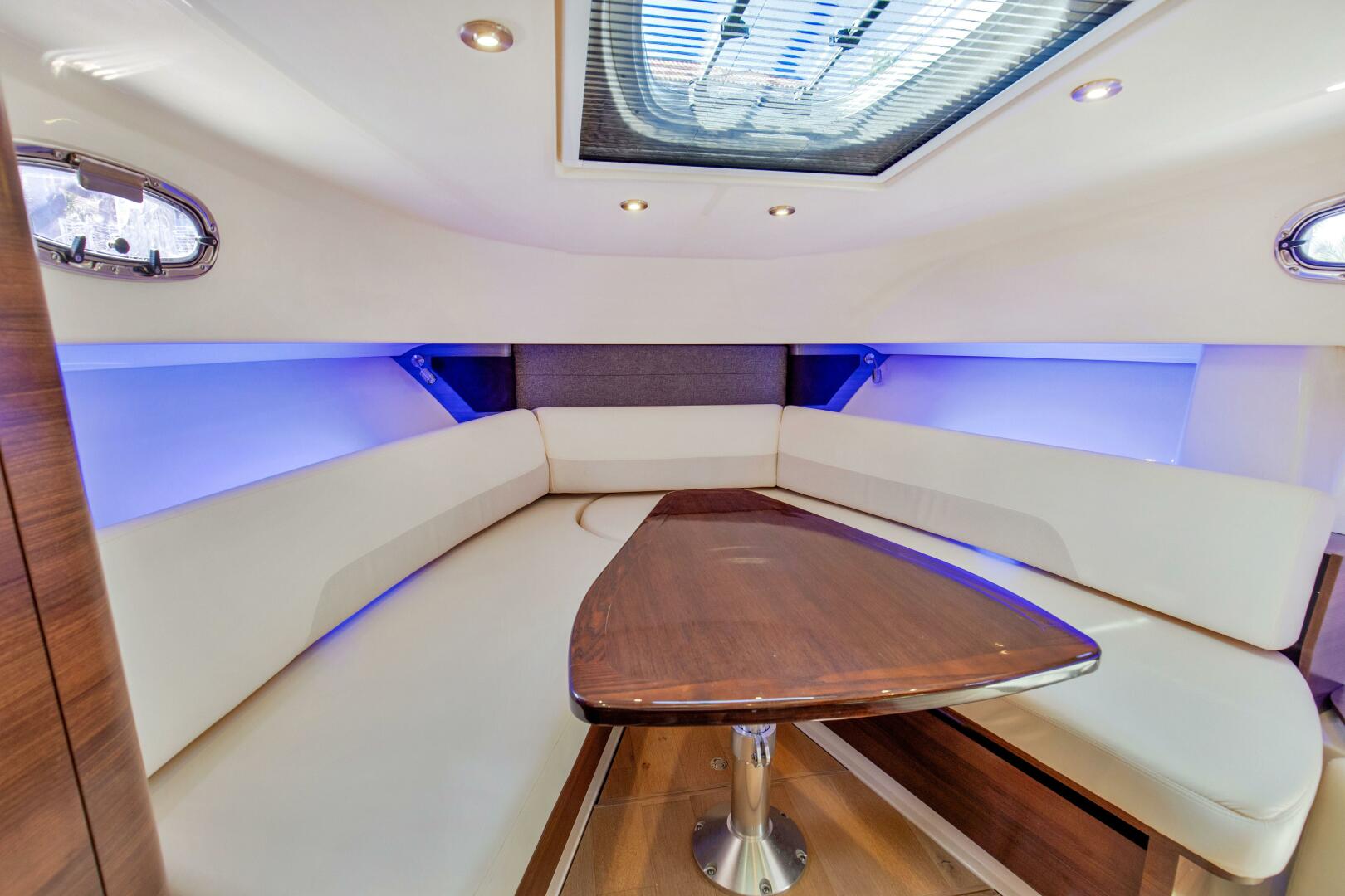 2019 Boston Whaler 345 CONQUEST - Image 7