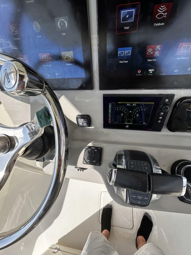 2017 Boston Whaler 330 Outrage - Image 9