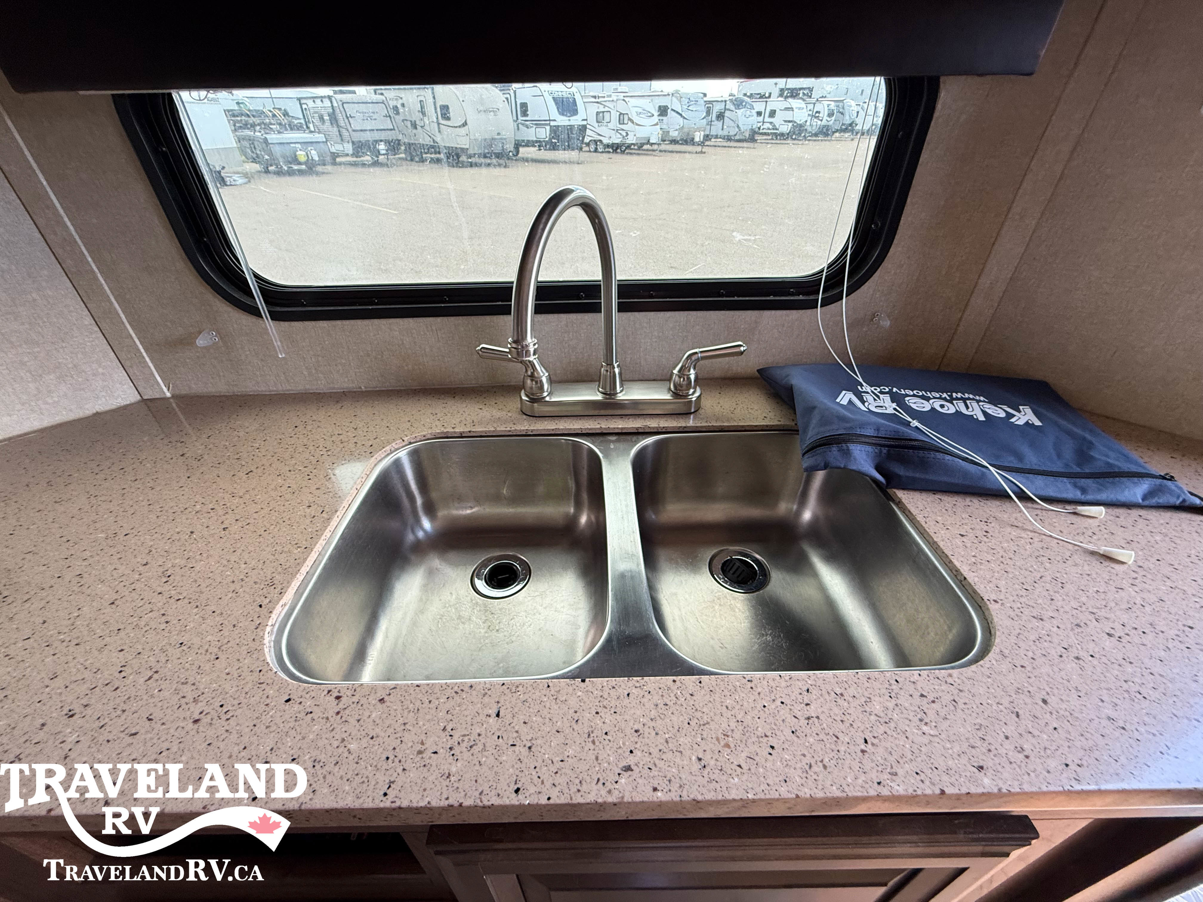 2017 Cruiser RV Radiance Touring R-24VSD - Image 9