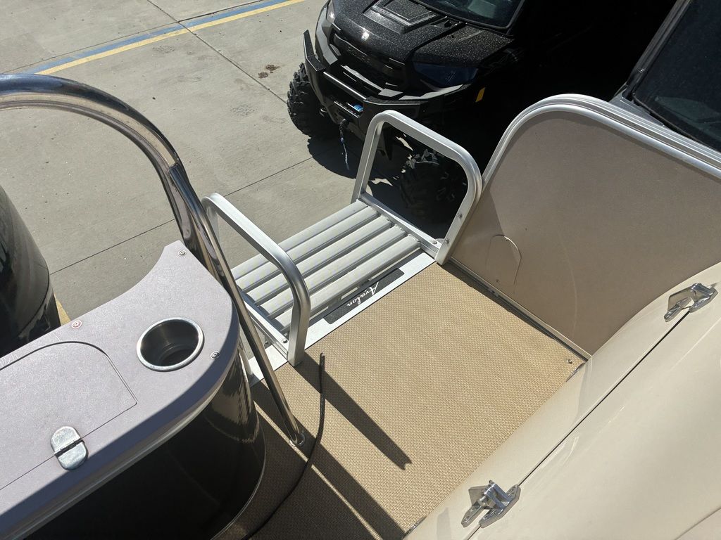 2014 Avalon C SERIES WIND JAMMER 24 - Image 28