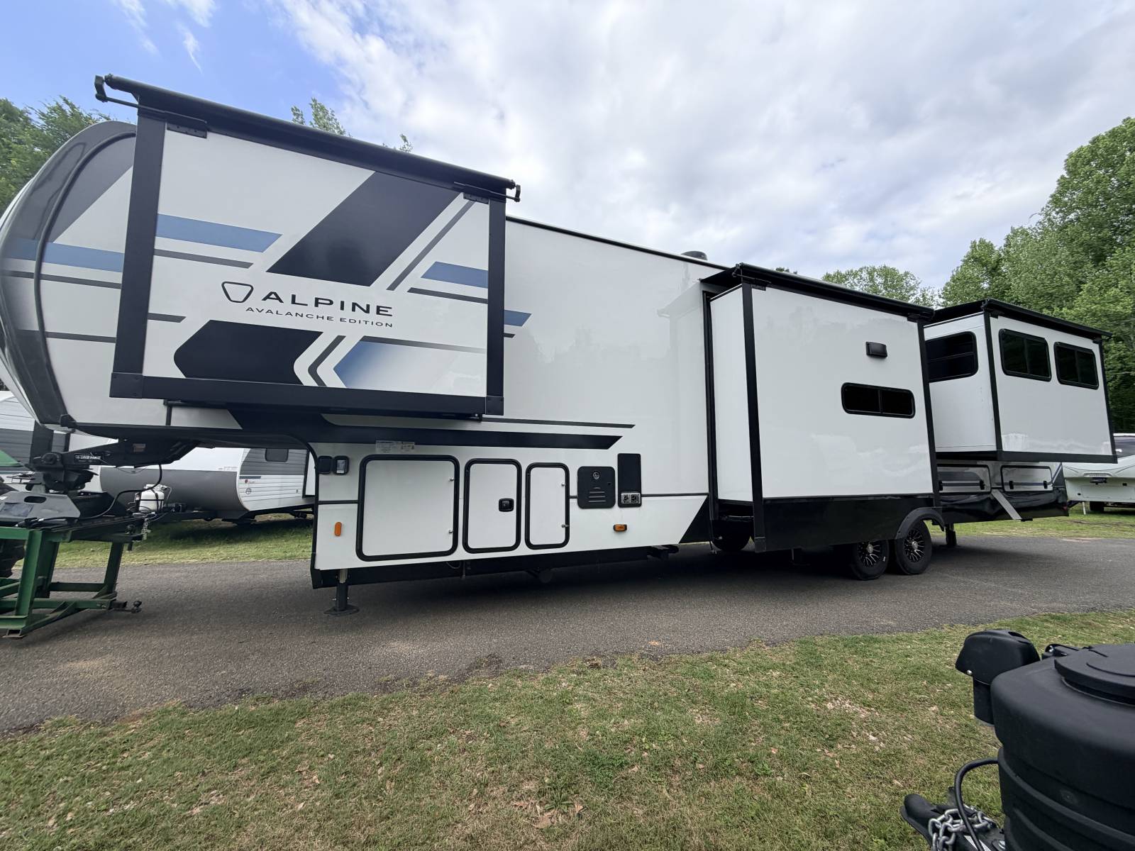 2026 Keystone Alpine Avalanche Edition 381DL - Image 4
