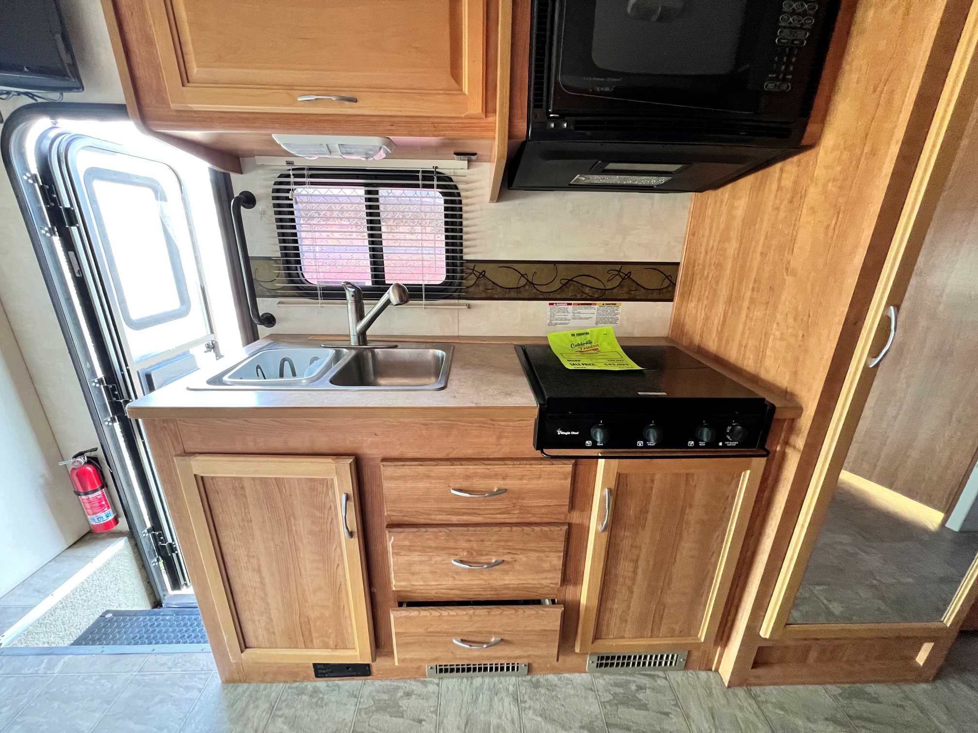 2010 Fleetwood Quest 24SL - Image 17