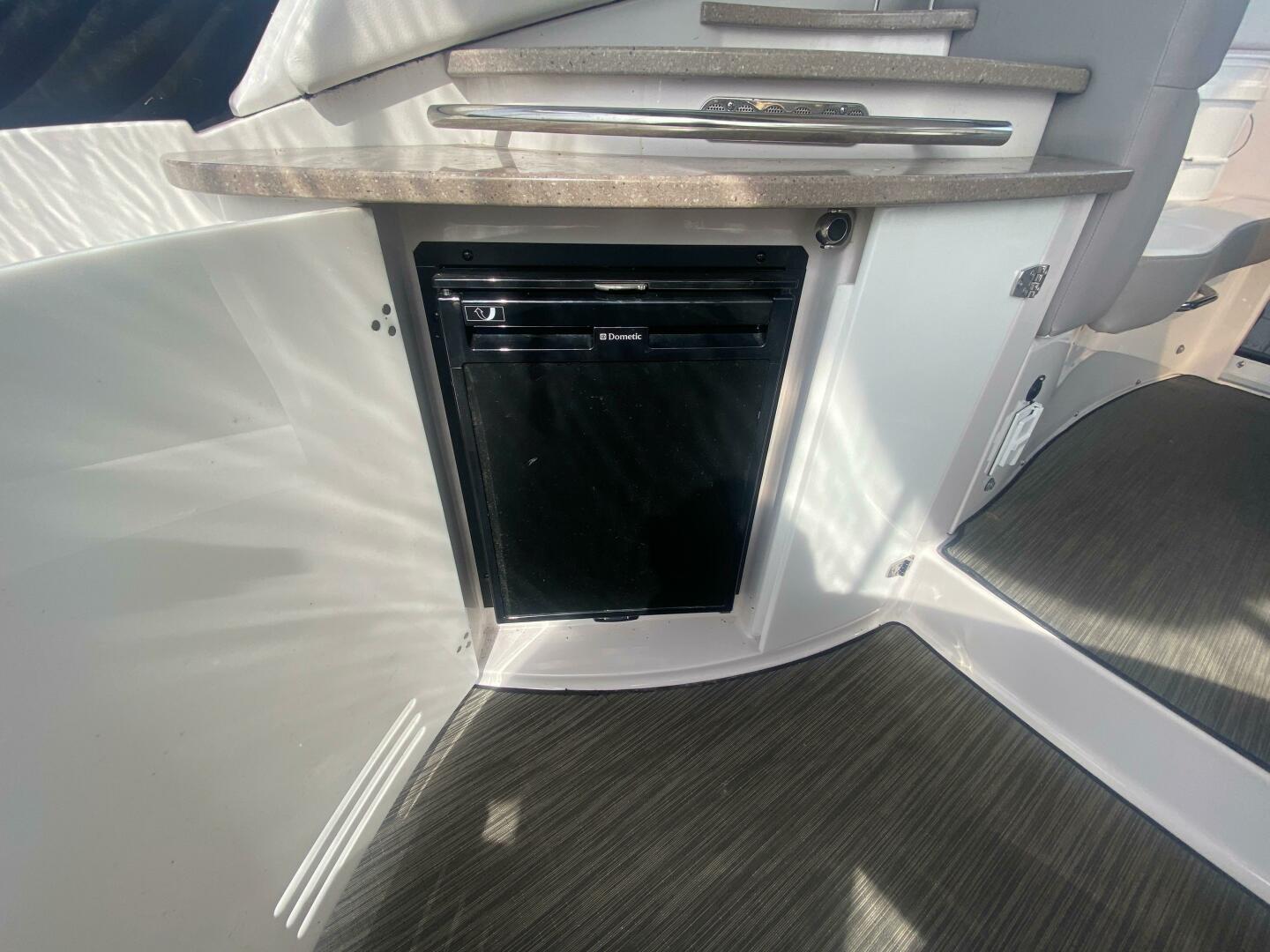 2018 Four Winns 355 Vista - Image 9