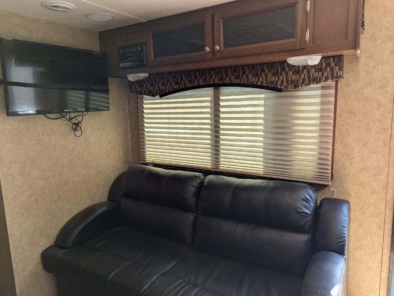 2014 Dutchmen Denali 2461RK Trail Edition - Image 5