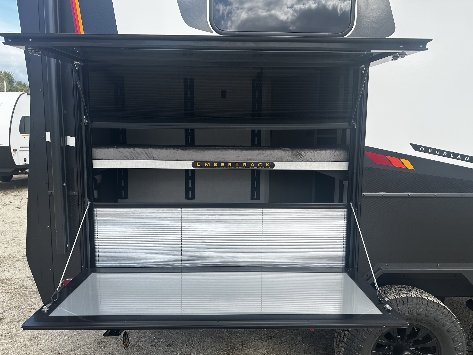 2027 Ember Overland Series 221MSL - Image 6