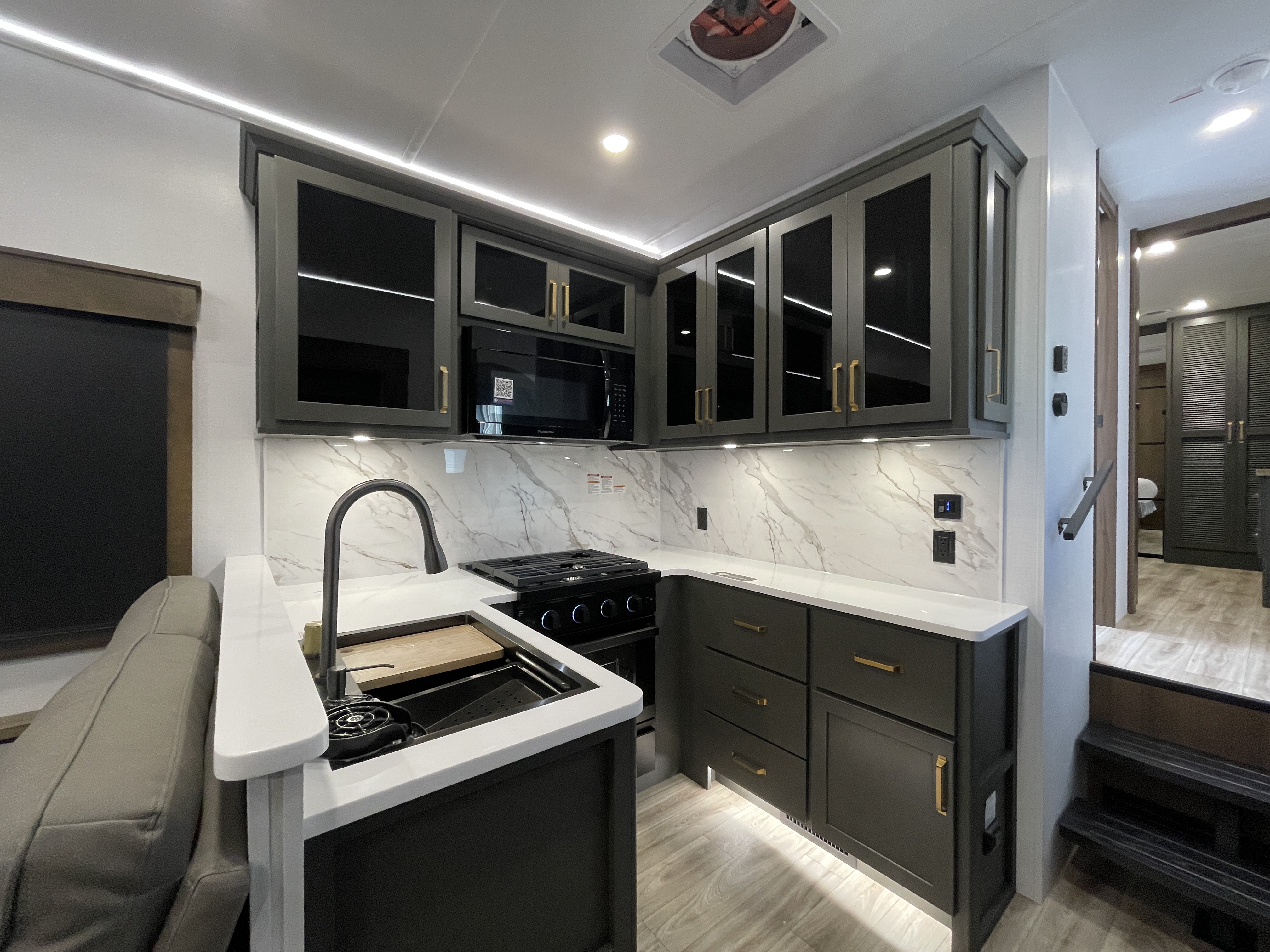 2027 Keystone MONTANA HIGH COUNTRY 391TB - Image 23