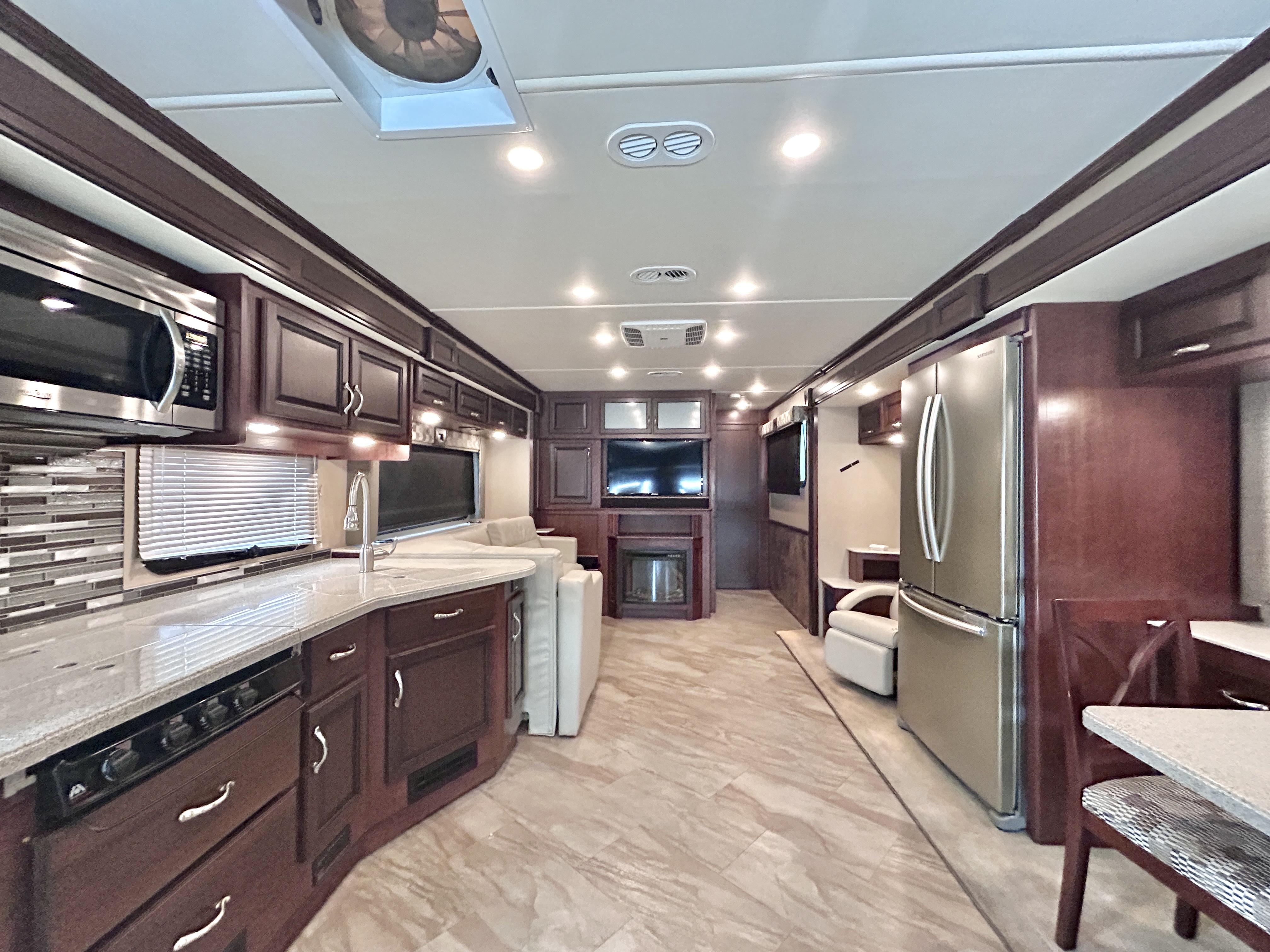 2017 Fleetwood Bounder 36Y - Image 10
