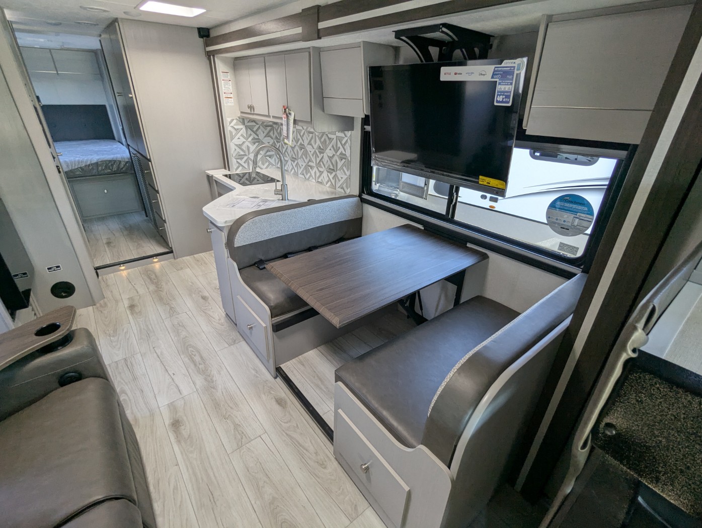 2026 Coachmen Entourage 320LV - Image 10