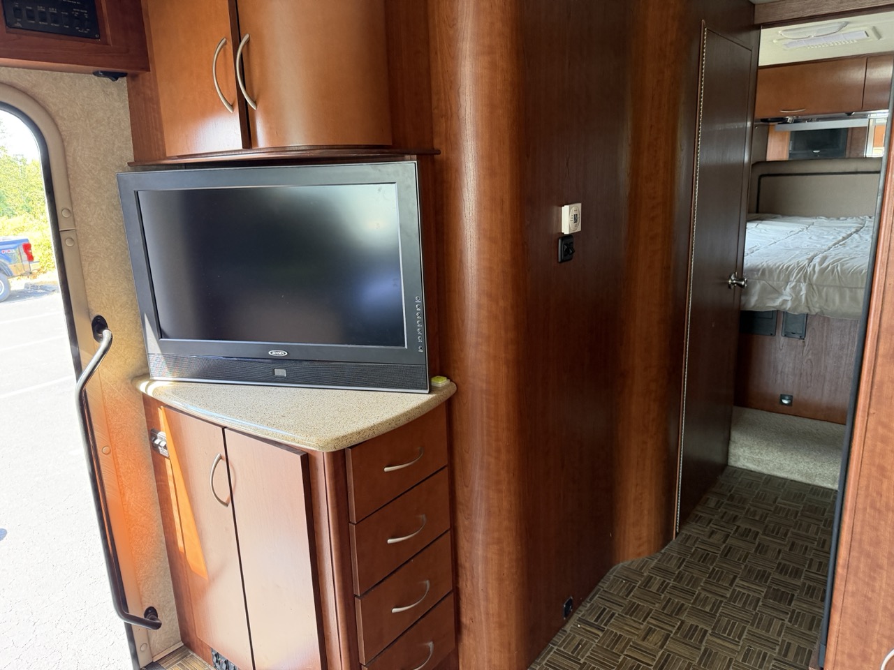 2010 Thor Motor Coach Serrano 31V - Image 10