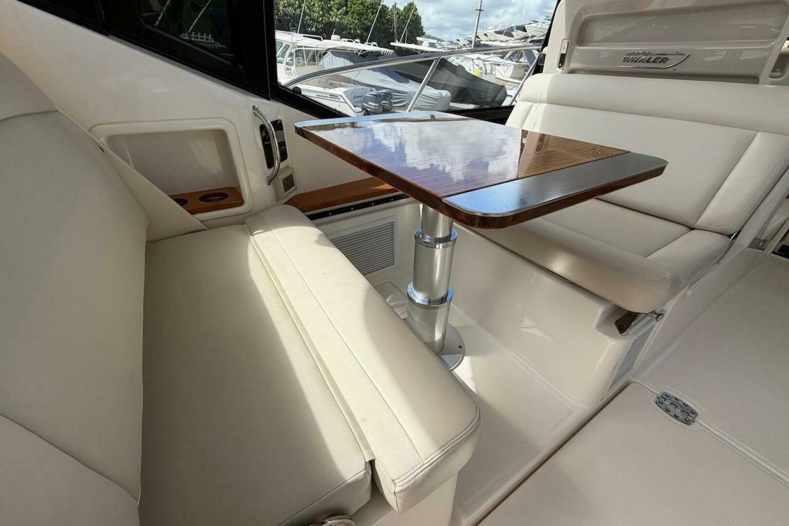 2021 Boston Whaler 405 Conquest - Image 20