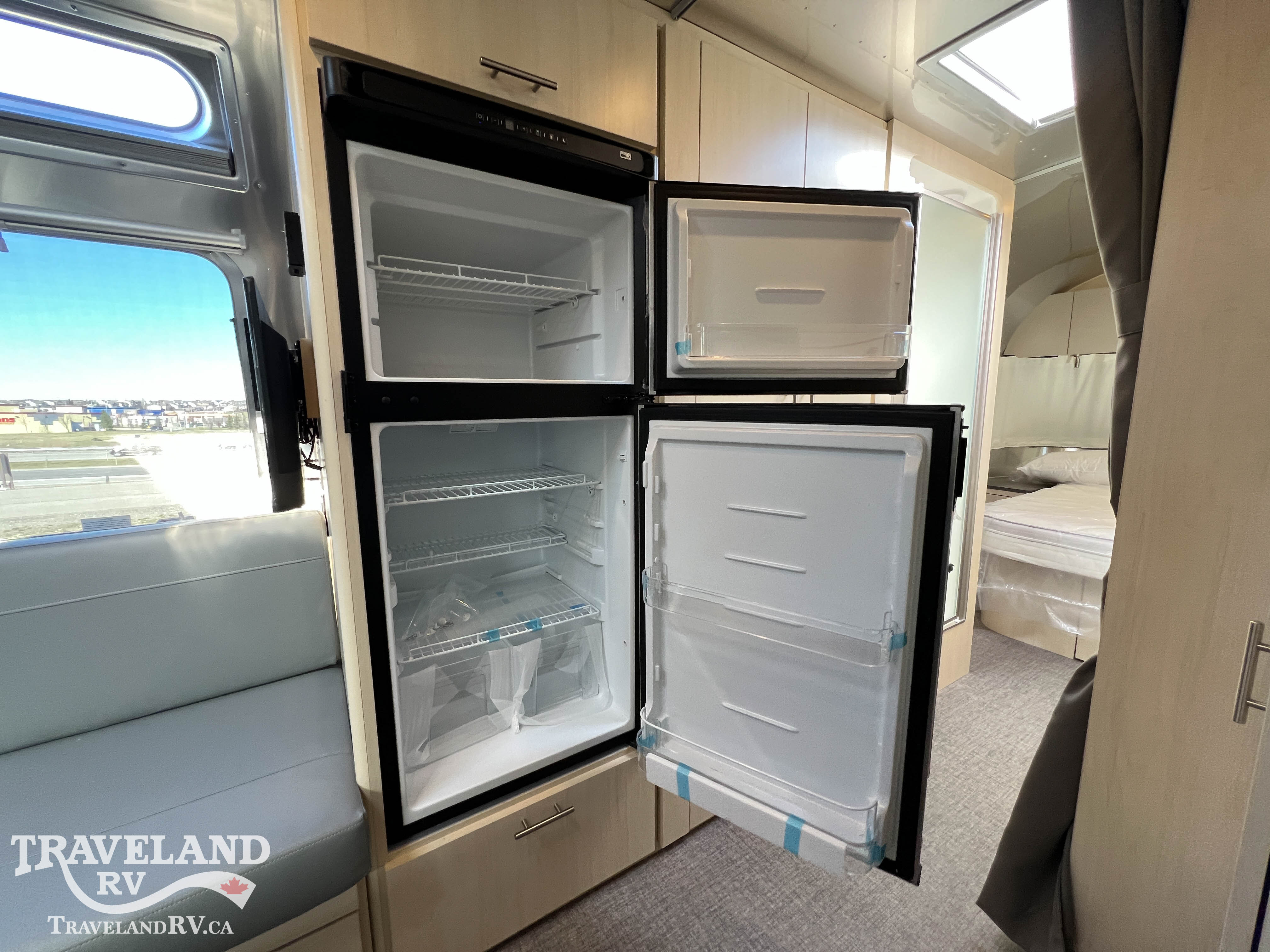 2026 Airstream Flying Cloud 27FB - Image 16