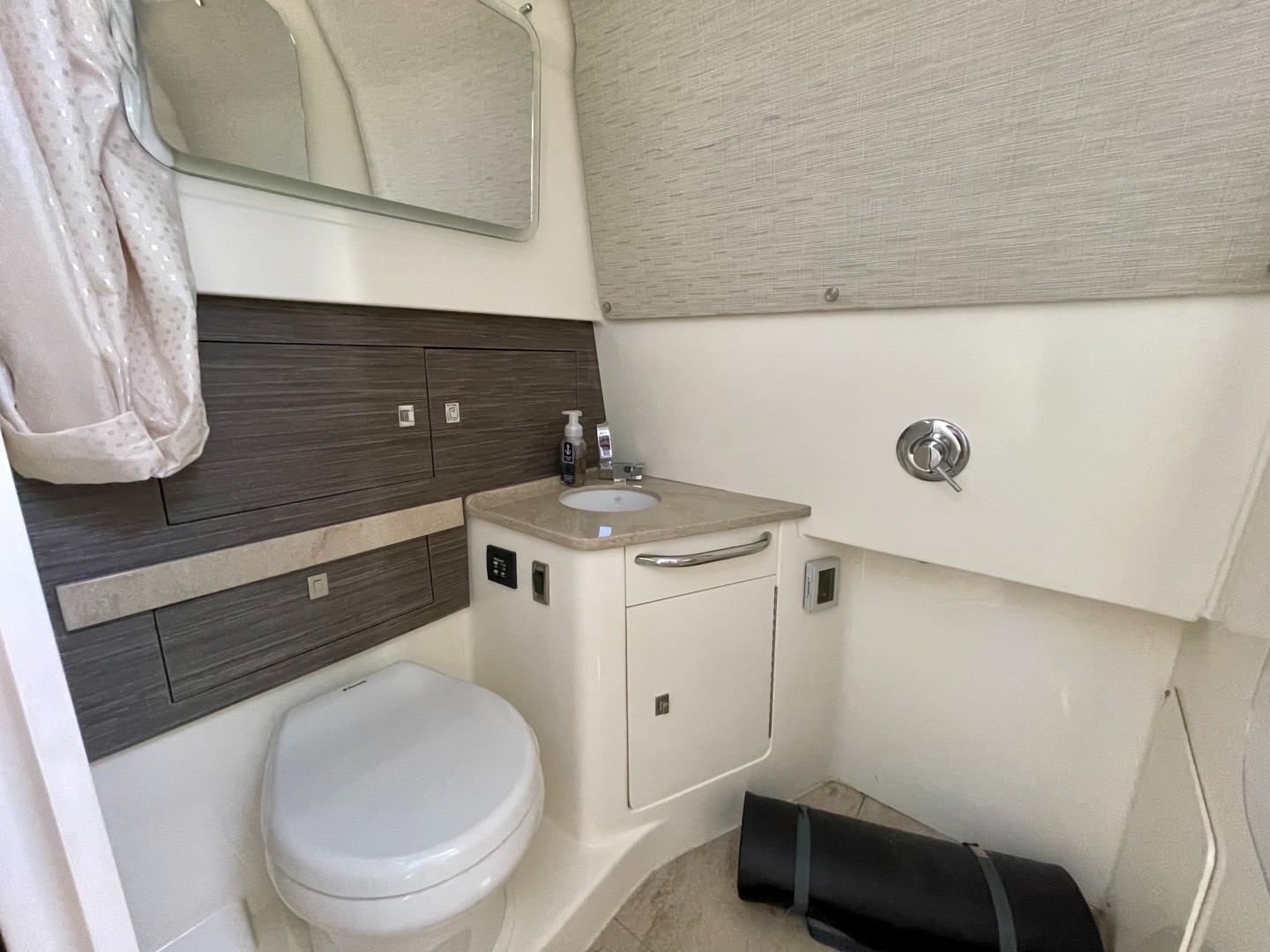 2016 Boston Whaler 420 Outrage - Image 20
