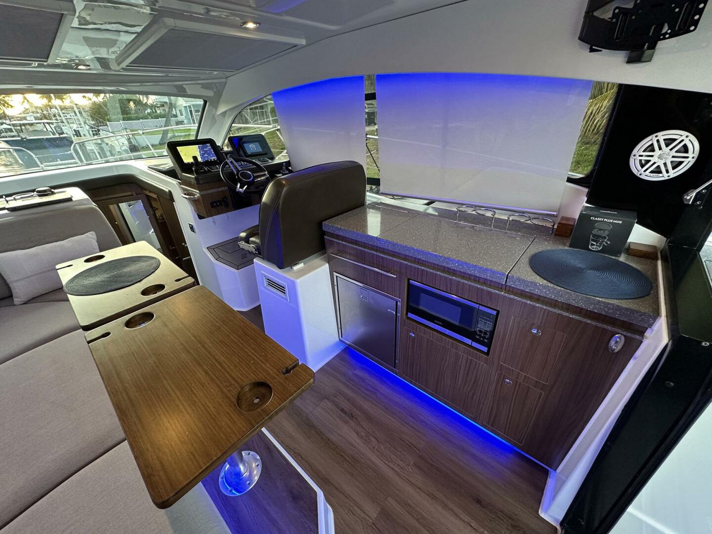2020 Four Winns Vista 355 Coupe - Image 25