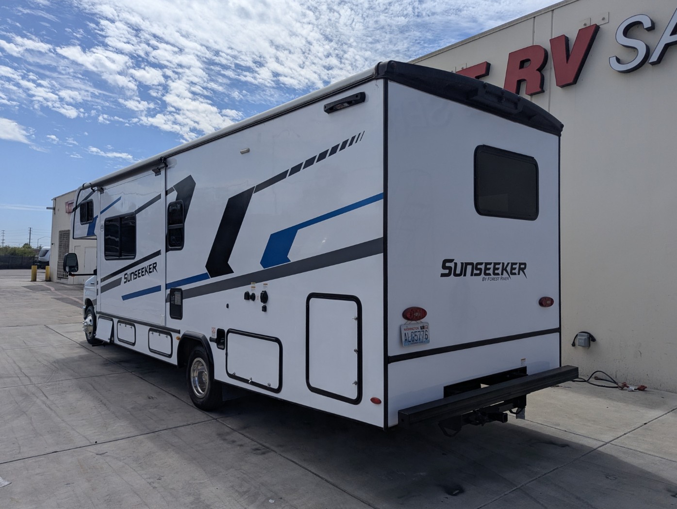 2026 FOREST RIVER SUNSEEKER 2750SLE - Image 4