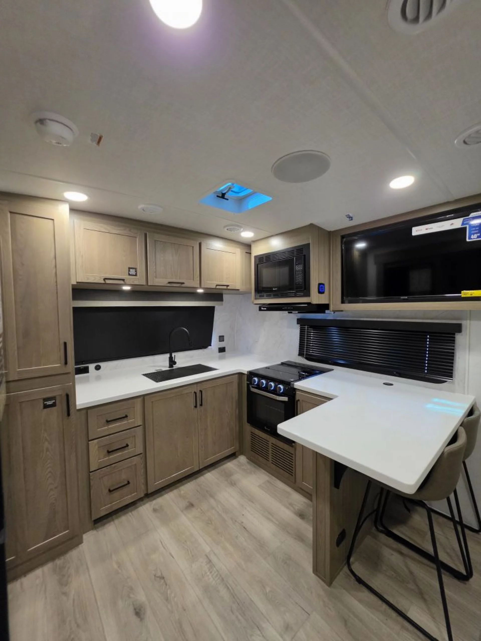 2027 FOREST RIVER ROCKWOOD ULTRA LITE 2623MBR - Image 12