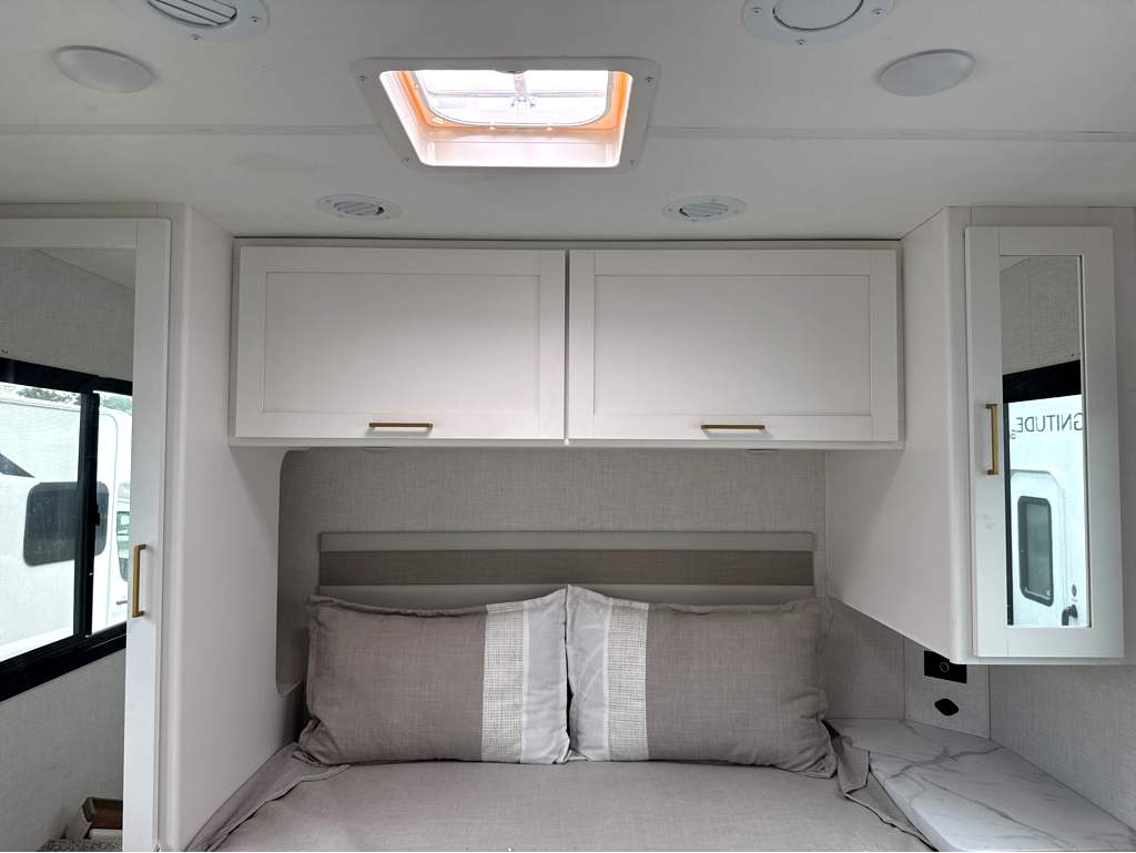 2027 THOR MOTOR COACH MAGNITUDE GA28 - Image 25