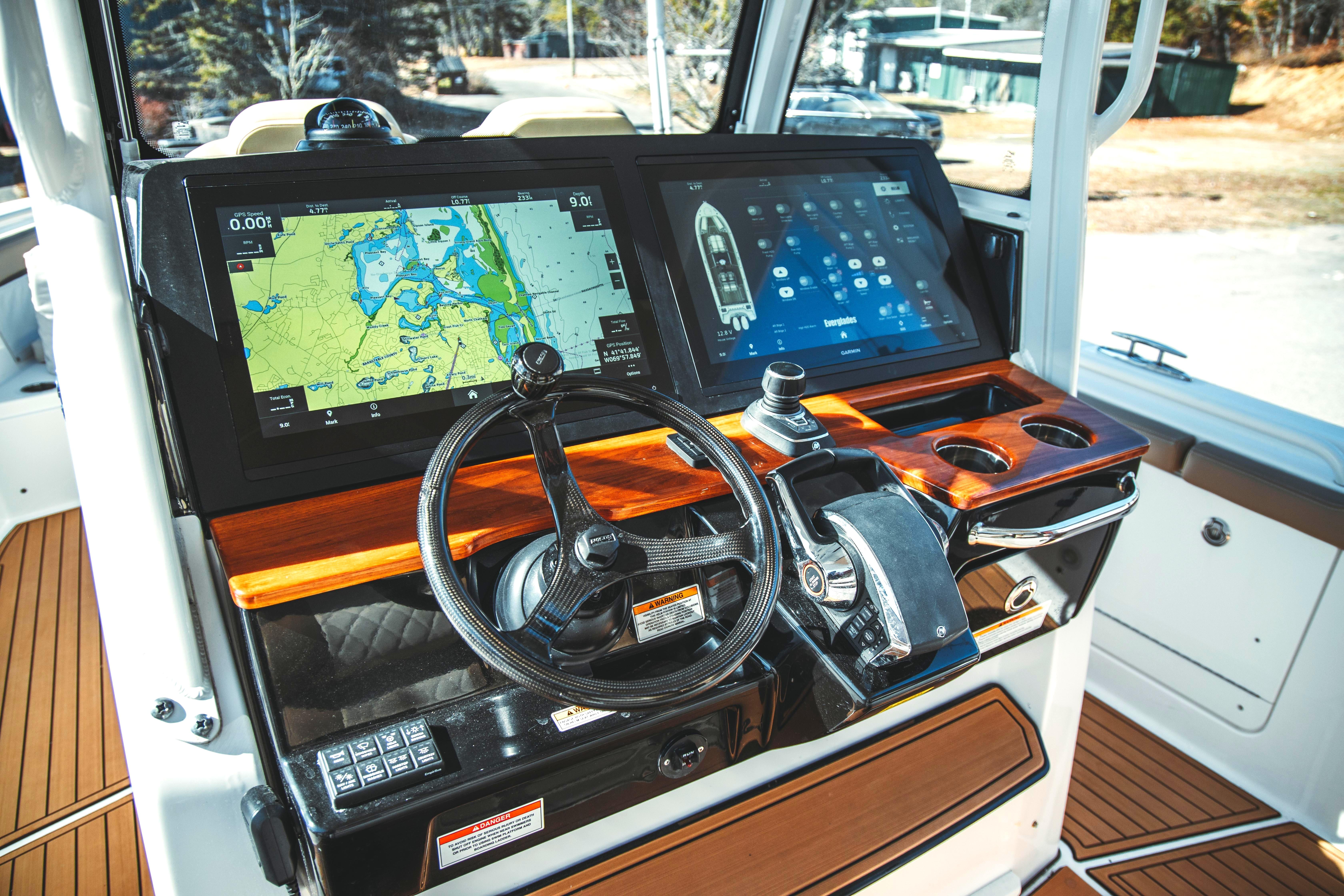 2024 Everglades 315 Center Console Standard - Image 13