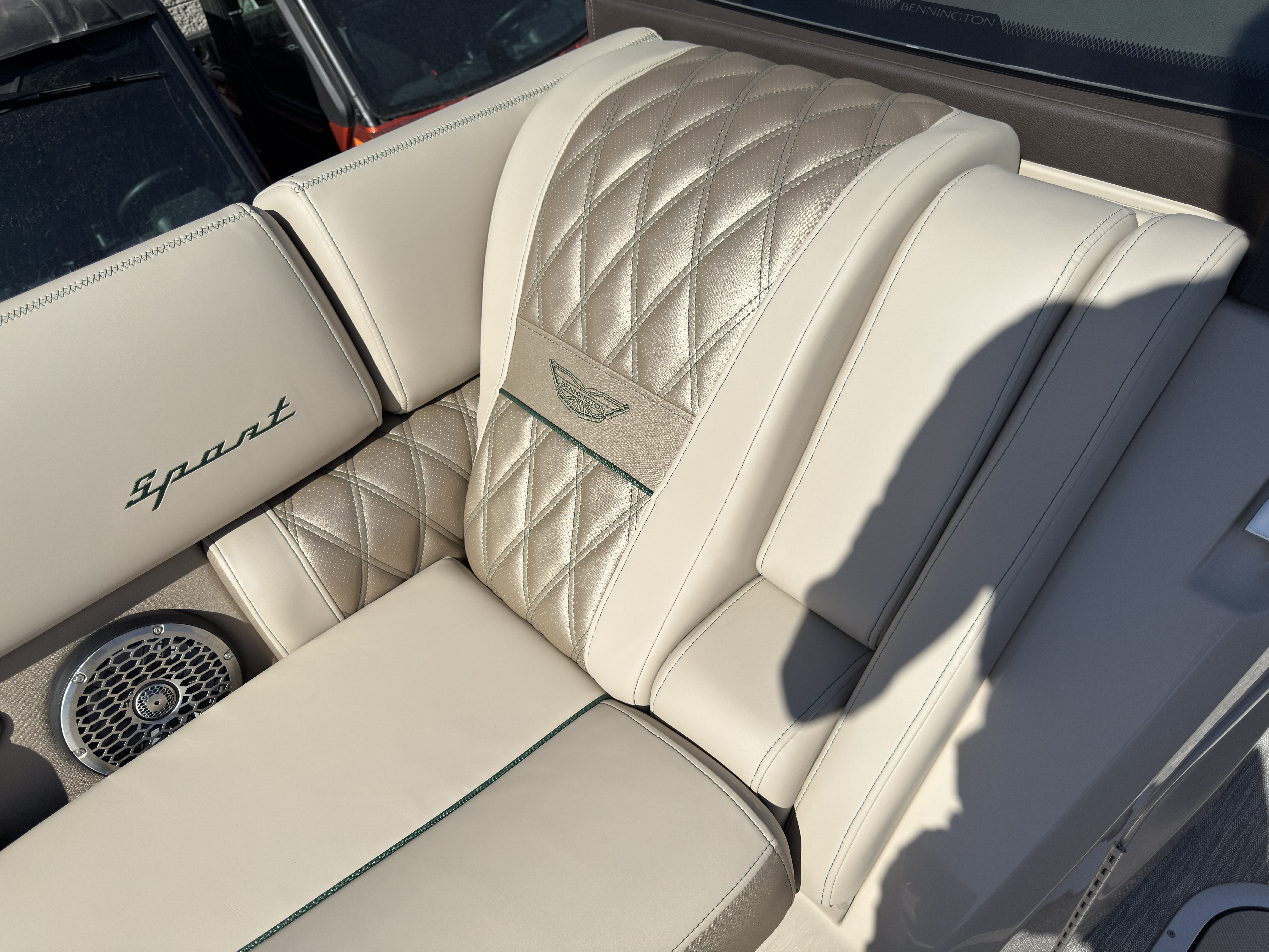2026 Bennington 25QXSBA 425HP V10 Tritoon Pontoon - Image 78