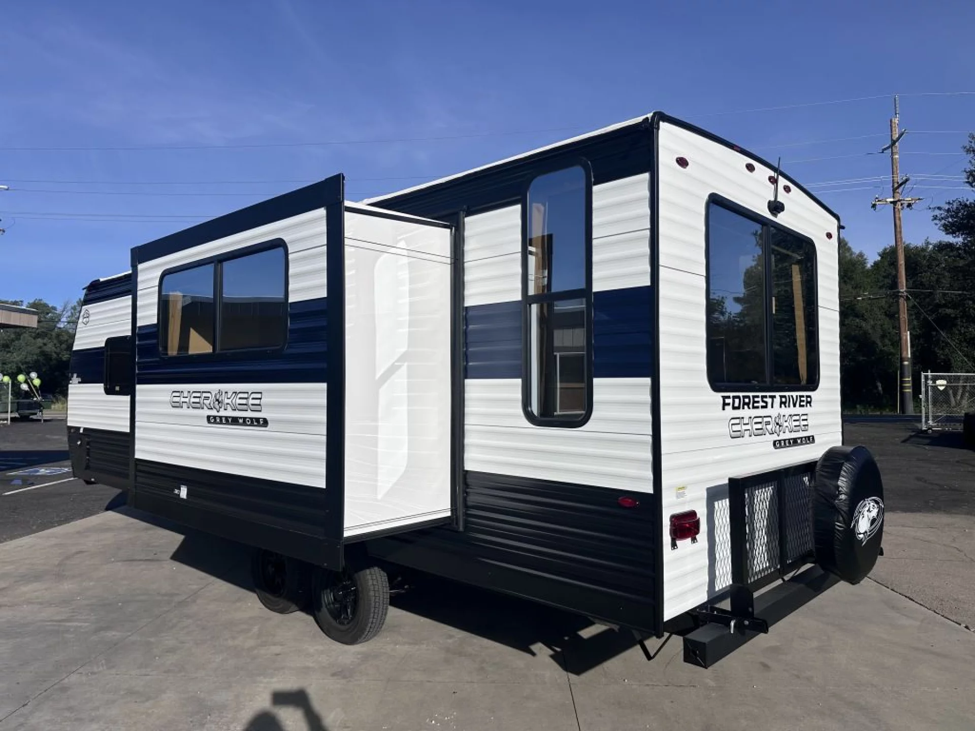 2026 FOREST RIVER CHEROKEE GREY WOLF 23MK - Image 5