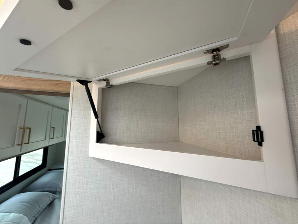 2027 THOR MOTOR COACH MAGNITUDE GA31 - Image 26