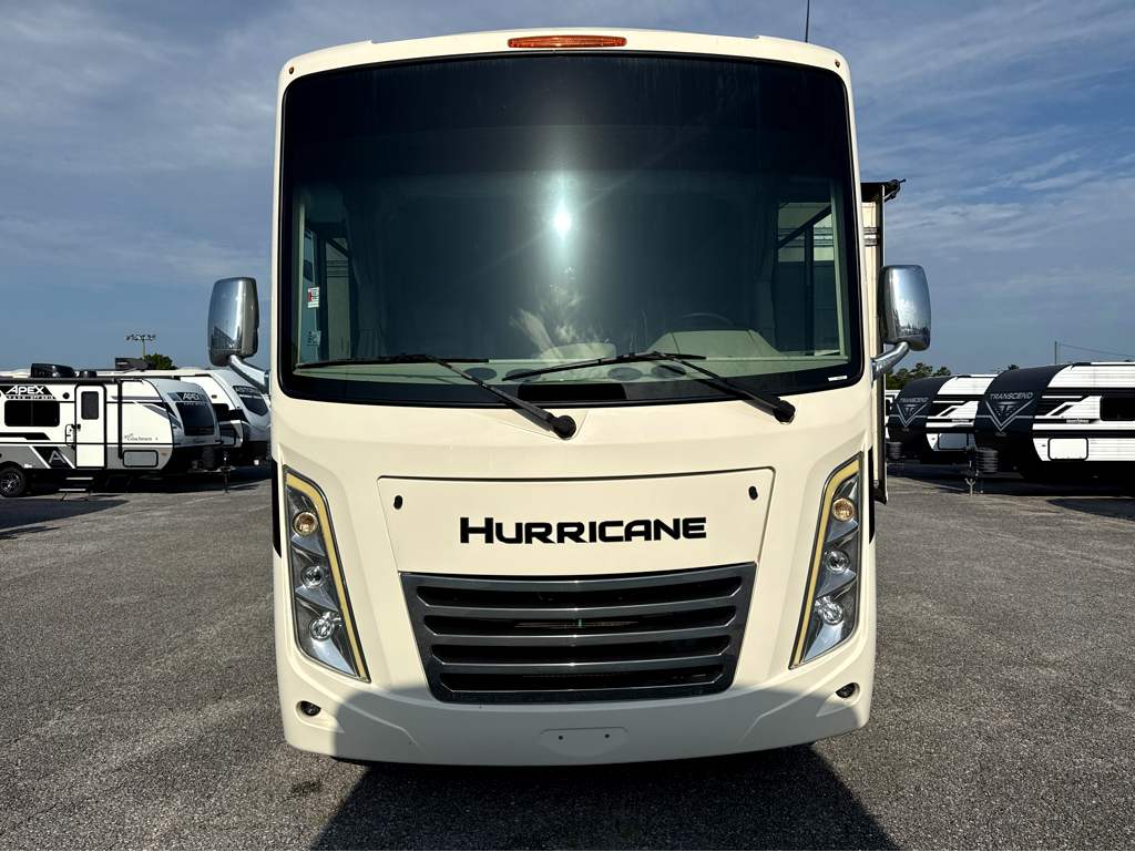 2022 Thor Motor Coach HURRICANE 34R - Image 9