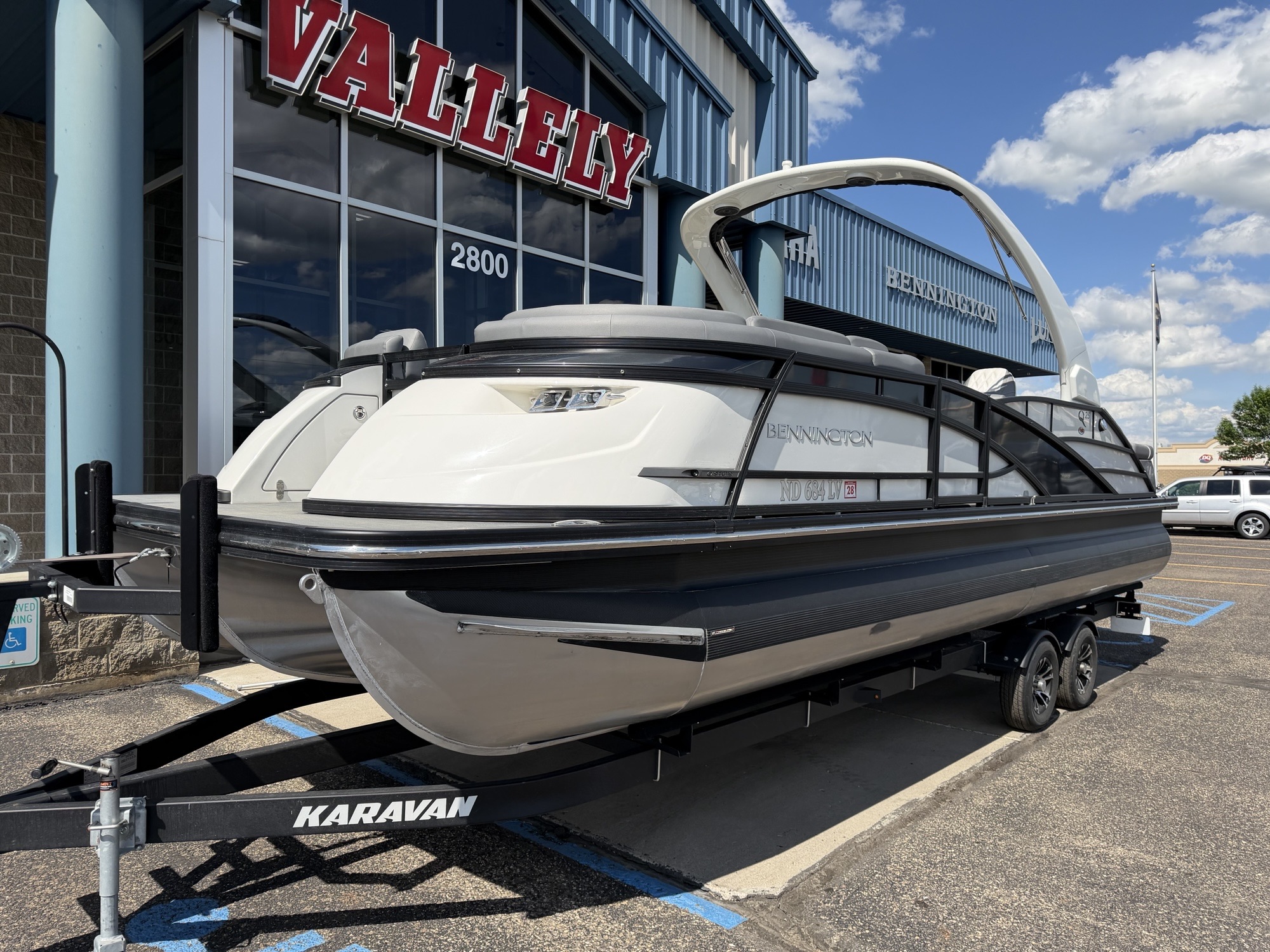 2023 Bennington 25QSBA Swingback with Power Arch - Image 2