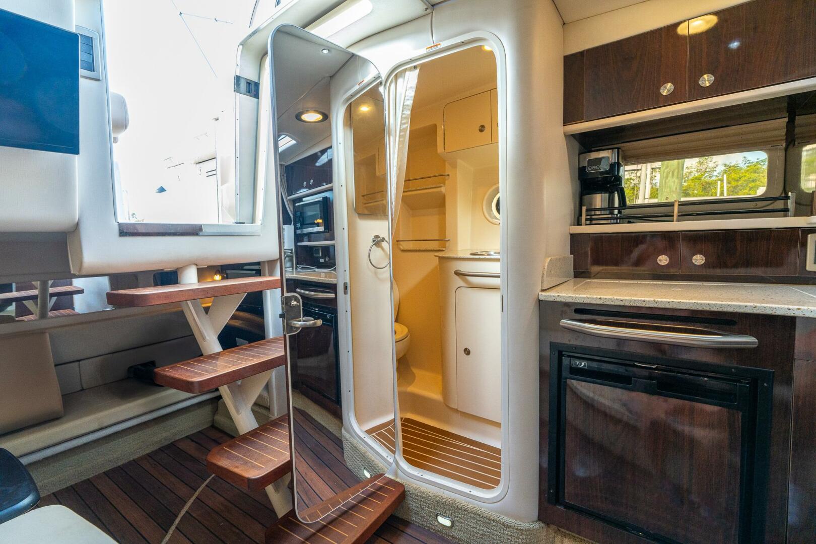 2016 Sea Ray 330 Sundancer - Image 16