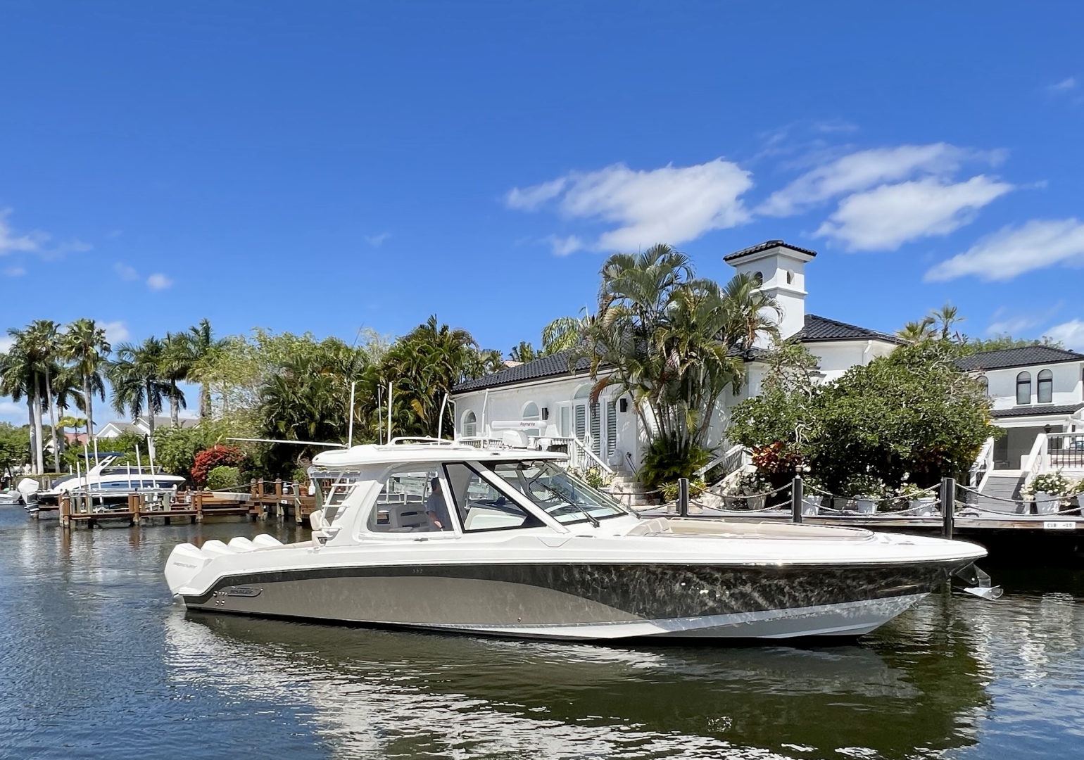 2020 Boston Whaler 380 Realm - Image 1
