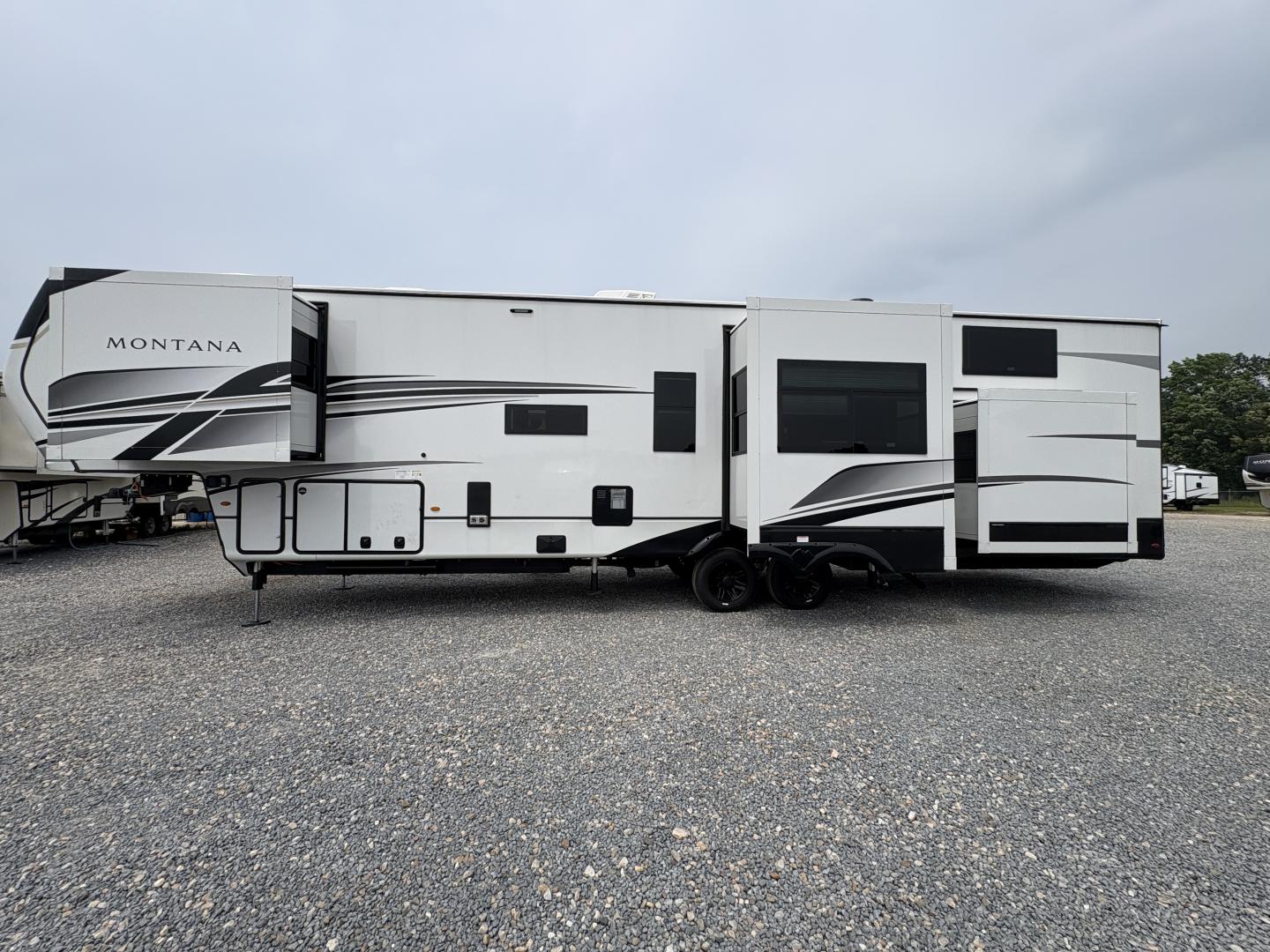 2025 Keystone Montana 3915TB - Image 8