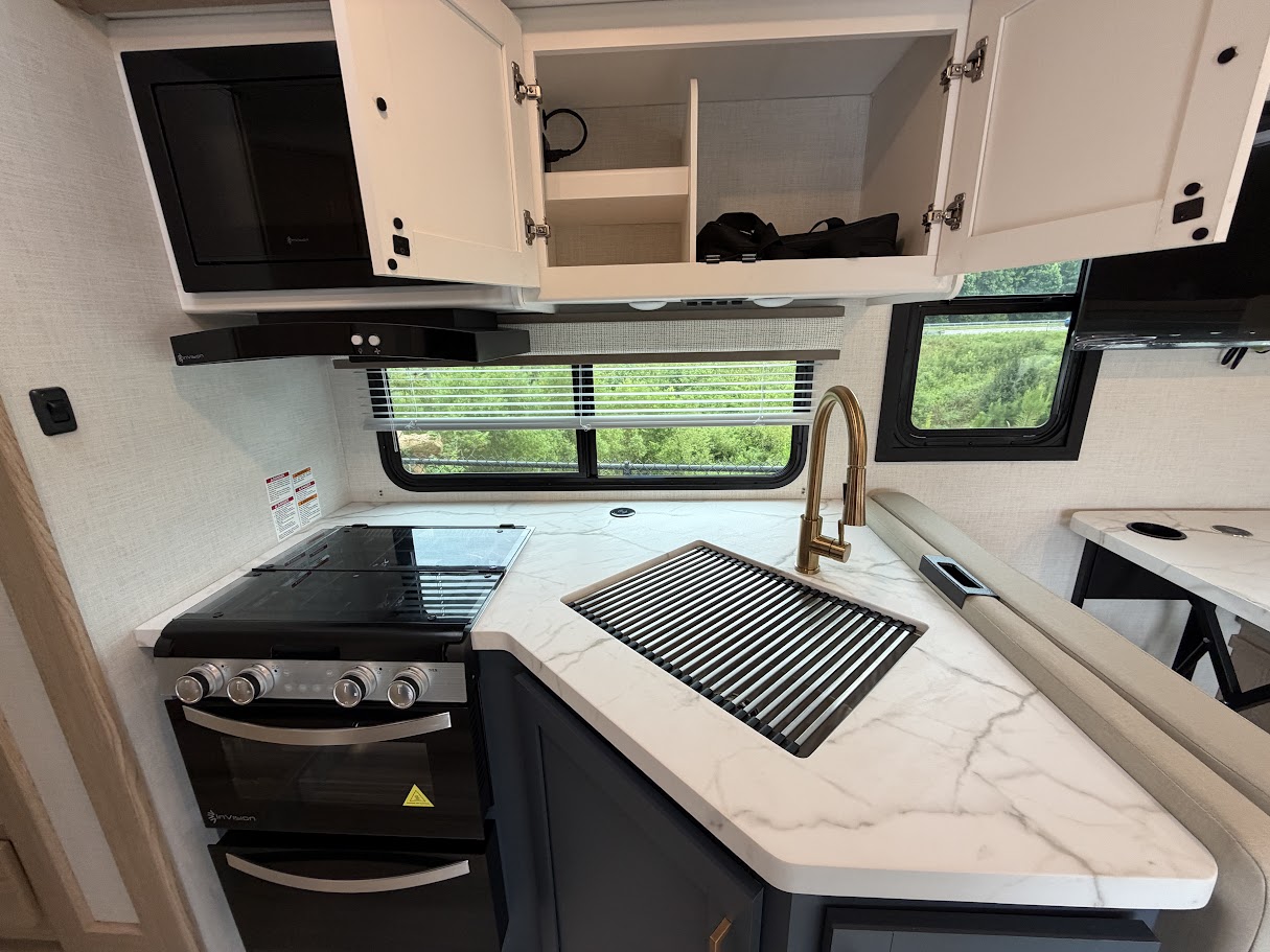 2027 THOR MOTOR COACH MAGNITUDE GA31 - Image 25