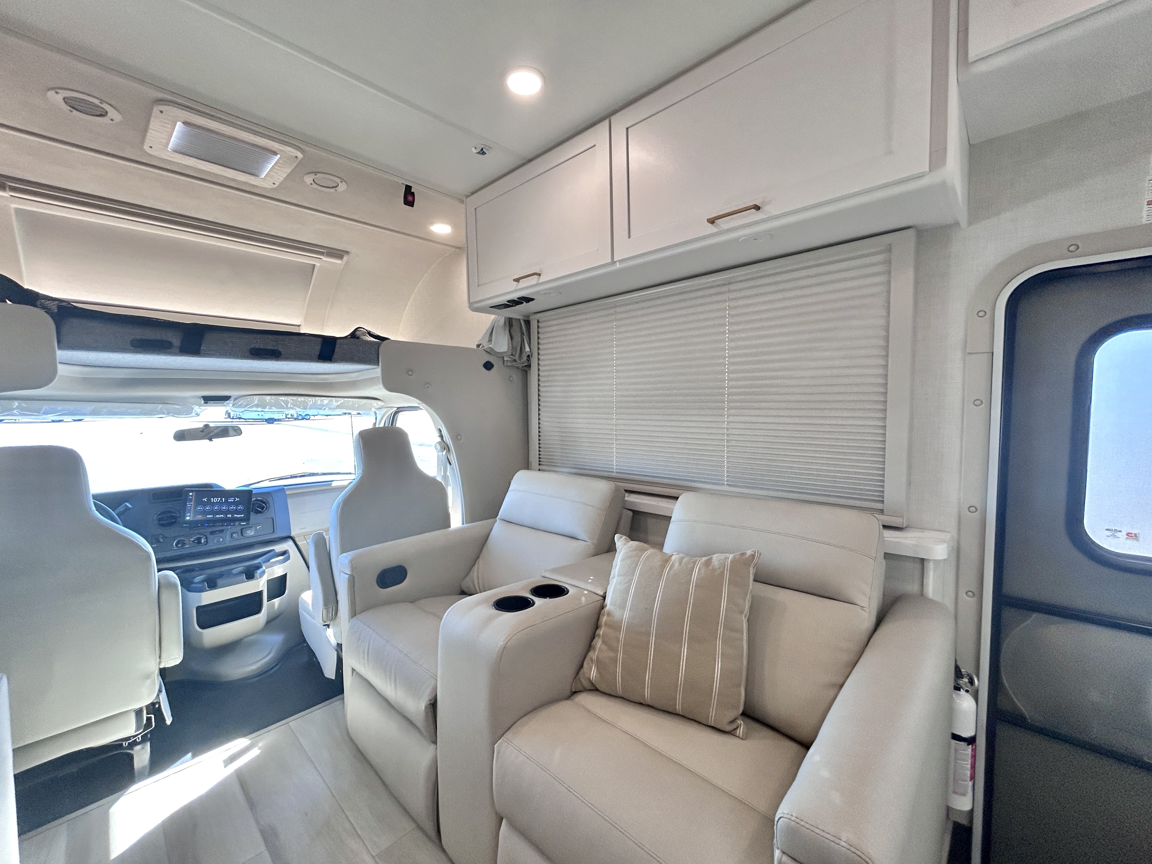 2027 Thor Motor Coach Quantum LC28 - Image 11