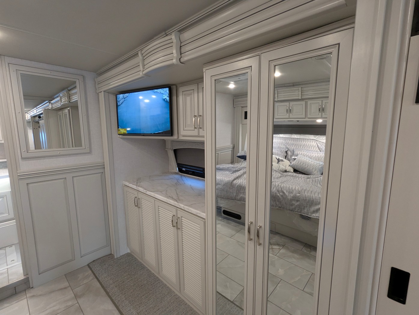 2026 Fleetwood Discovery 38N - Image 33