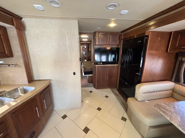 2014 Coachmen Cross Country 404RB - Image 20
