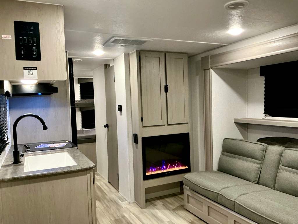 2024 COACHMEN 252DBUS - Image 4