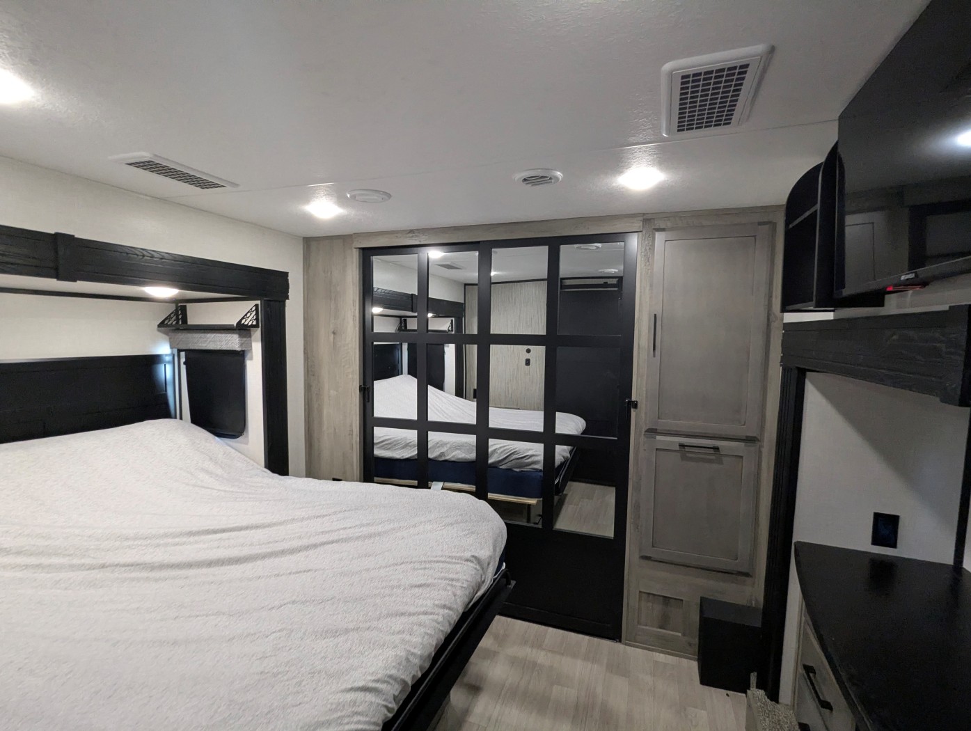 2023 KZ RV Durango Gold G360REQ - Image 9
