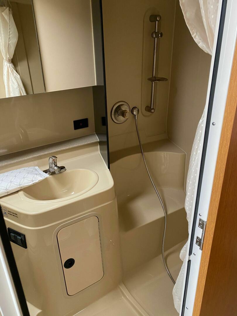 2004 Cruisers Yachts 340 Express - Image 37