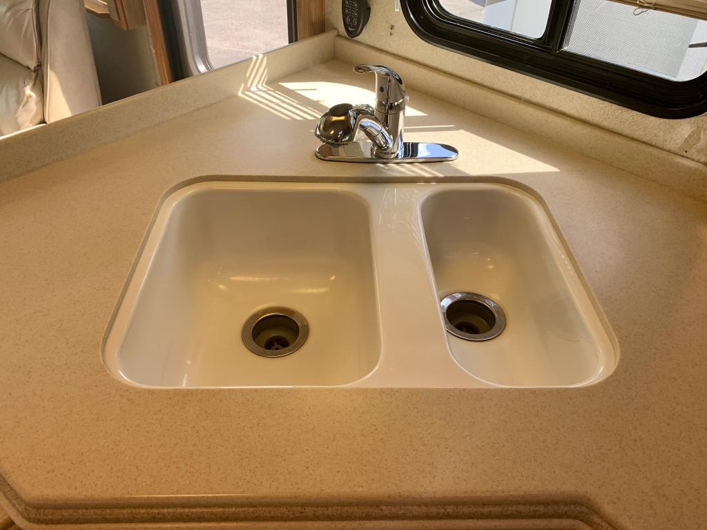 2005 MOUNTAIN AIRE 3778-WORKHORSE - Image 26
