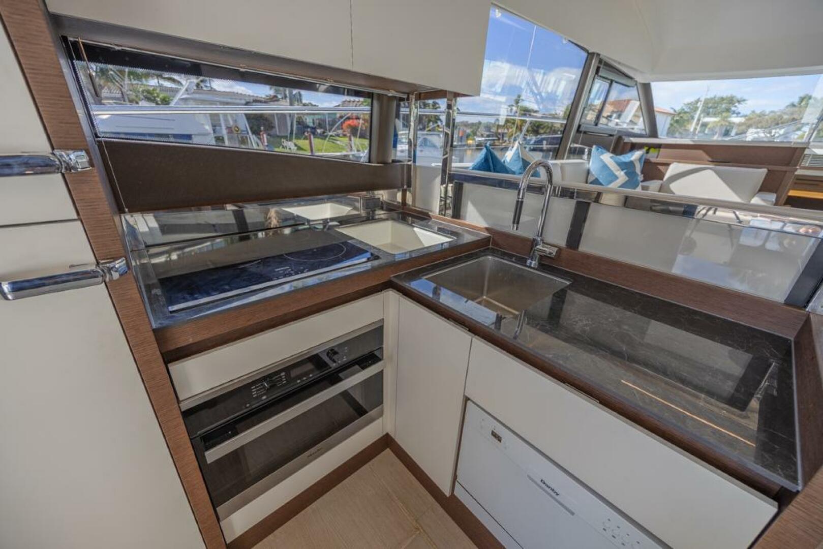 2021 Prestige 520 Flybridge - Image 40