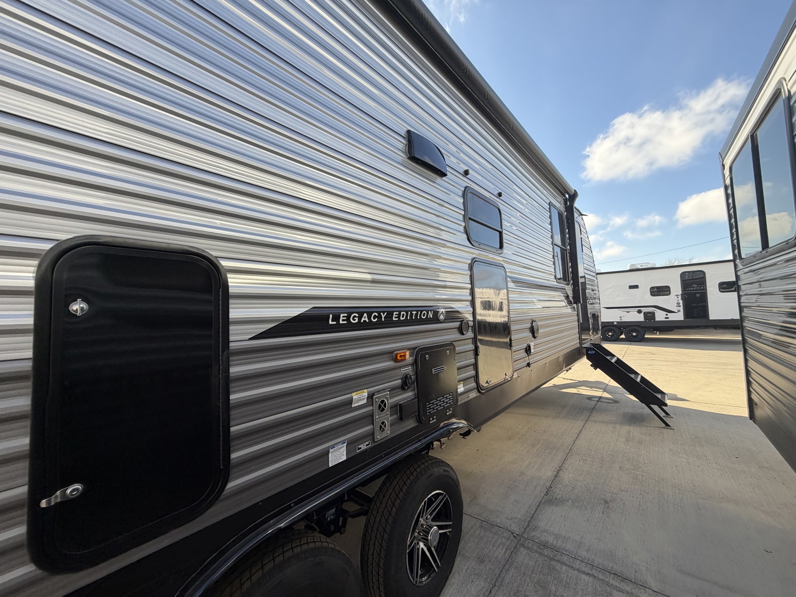2026 COACHMEN 333DORM - Image 15