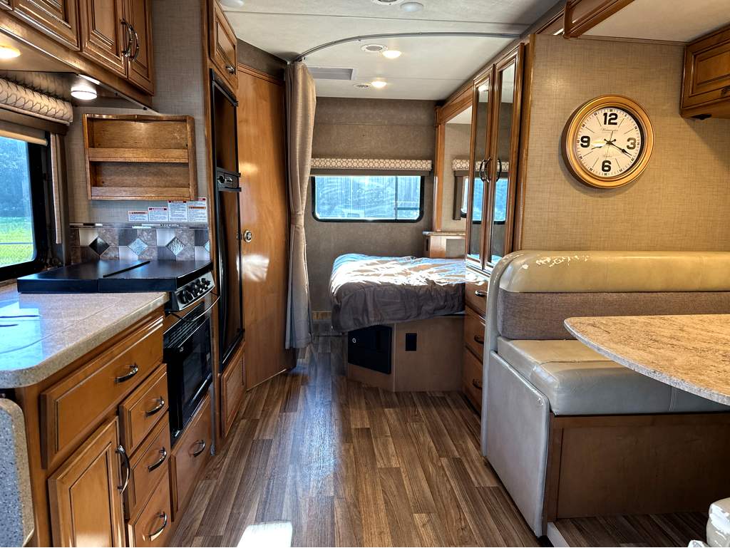 2018 THOR MOTOR COACH QUANTUM KM24 - Image 8