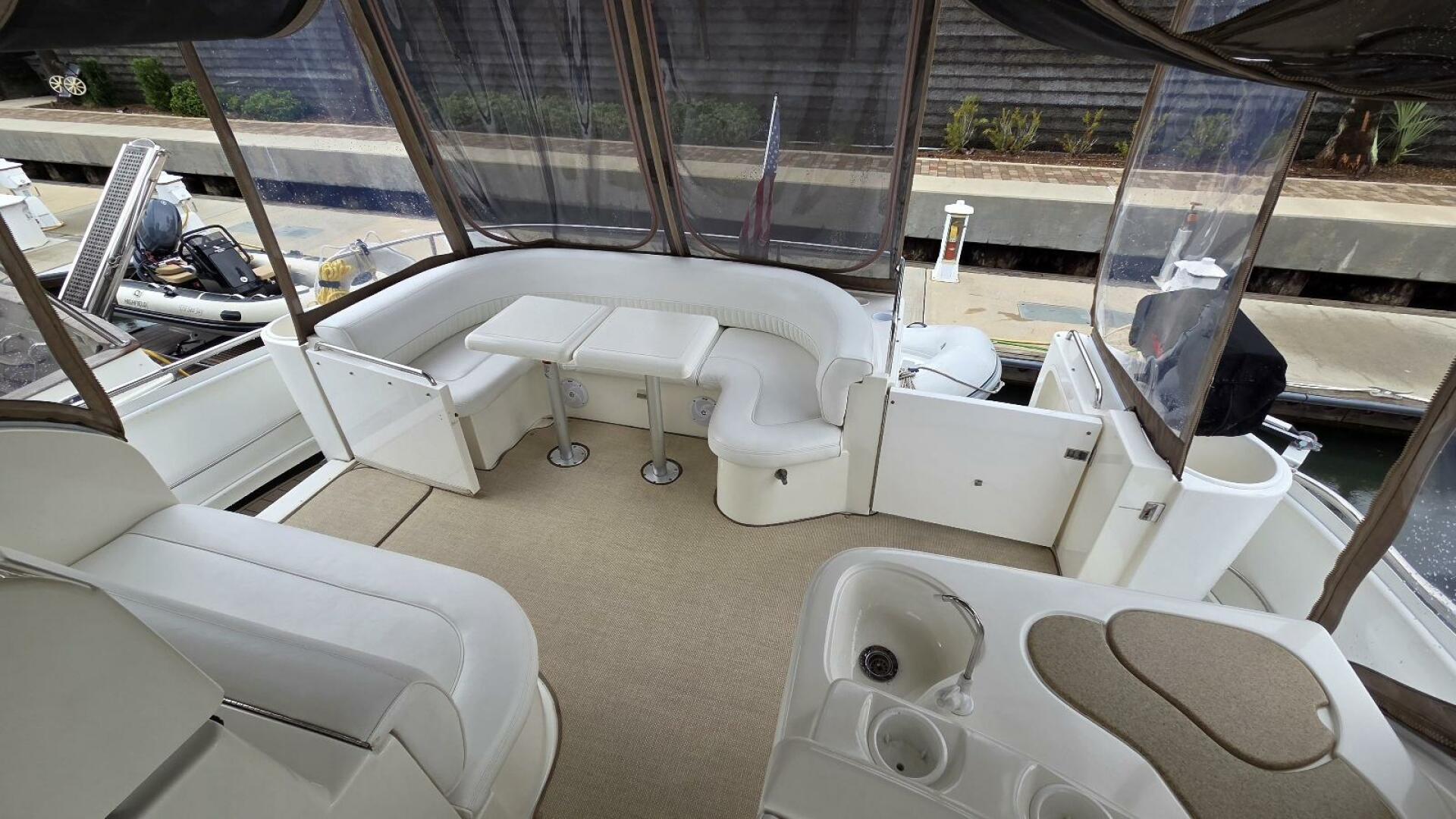 2000 Cruisers Yachts 4450 Express Motor Yacht - Image 12
