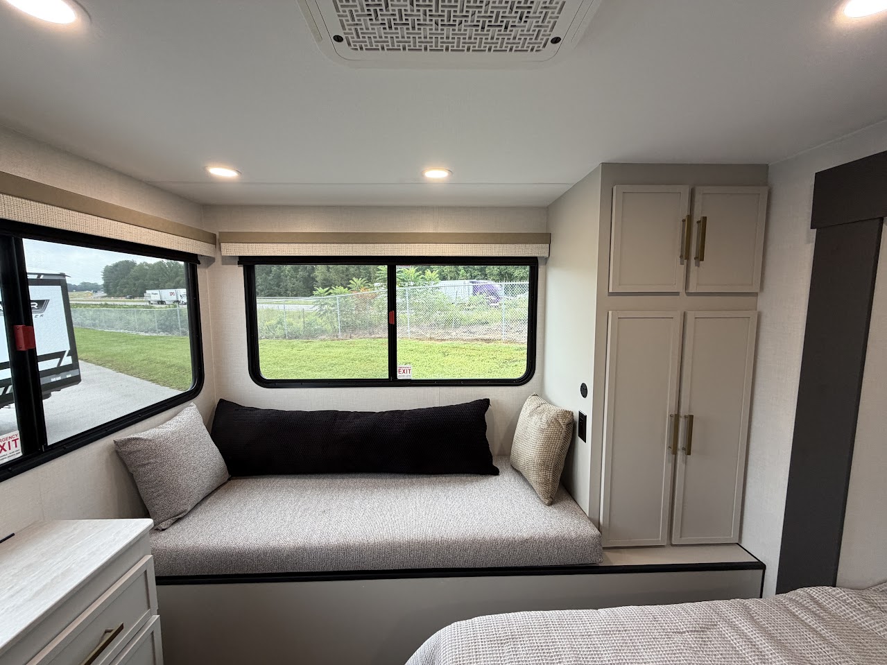 2027 VENTURE RV STRATUS 282VFD - Image 39
