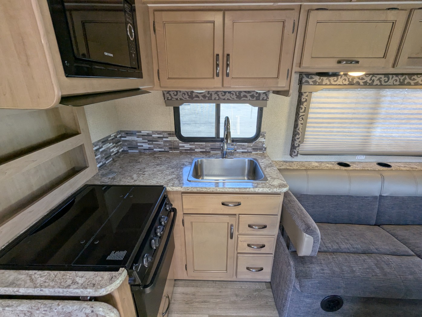 2018 Thor Motor Coach Four Winds 30D - Image 21