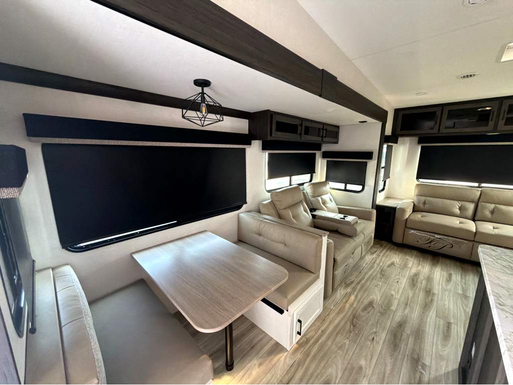 2027 VENTURE RV SPORTTREK 303VIK - Image 17